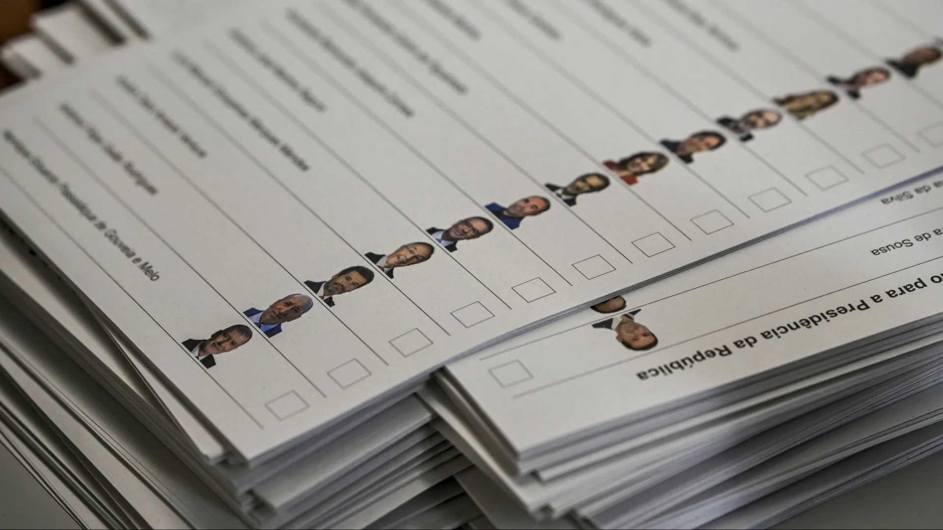 
                    AO MINUTO: Aos 38 anos, João votou hoje pela 1.ª vez; Queda na abstenção?
                