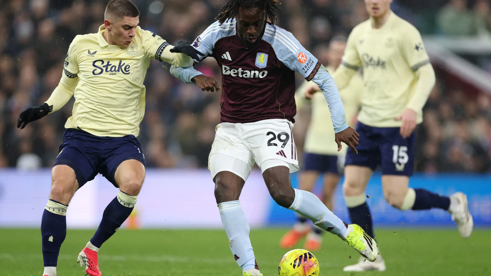 
                    EM DIRETO: Aston Villa não aproveita deslizes de Arsenal e City
                