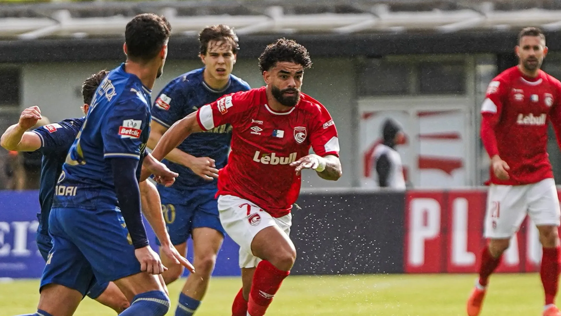 
                    Sorriso faz estragos nos Açores e Famalicão afasta série negativa
                
