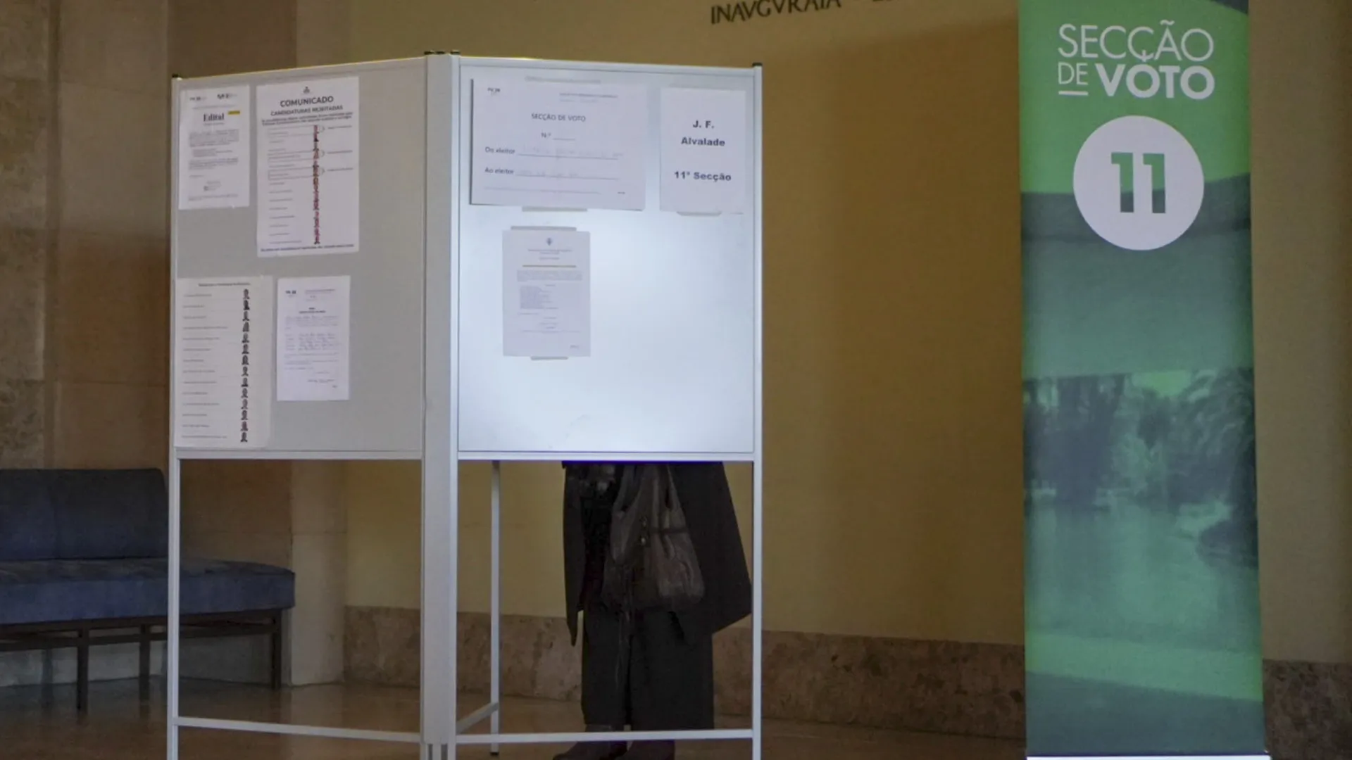 
                    Presidenciais: Projeções das TVs indicam abstenção entre  35,6% e os 43%
                