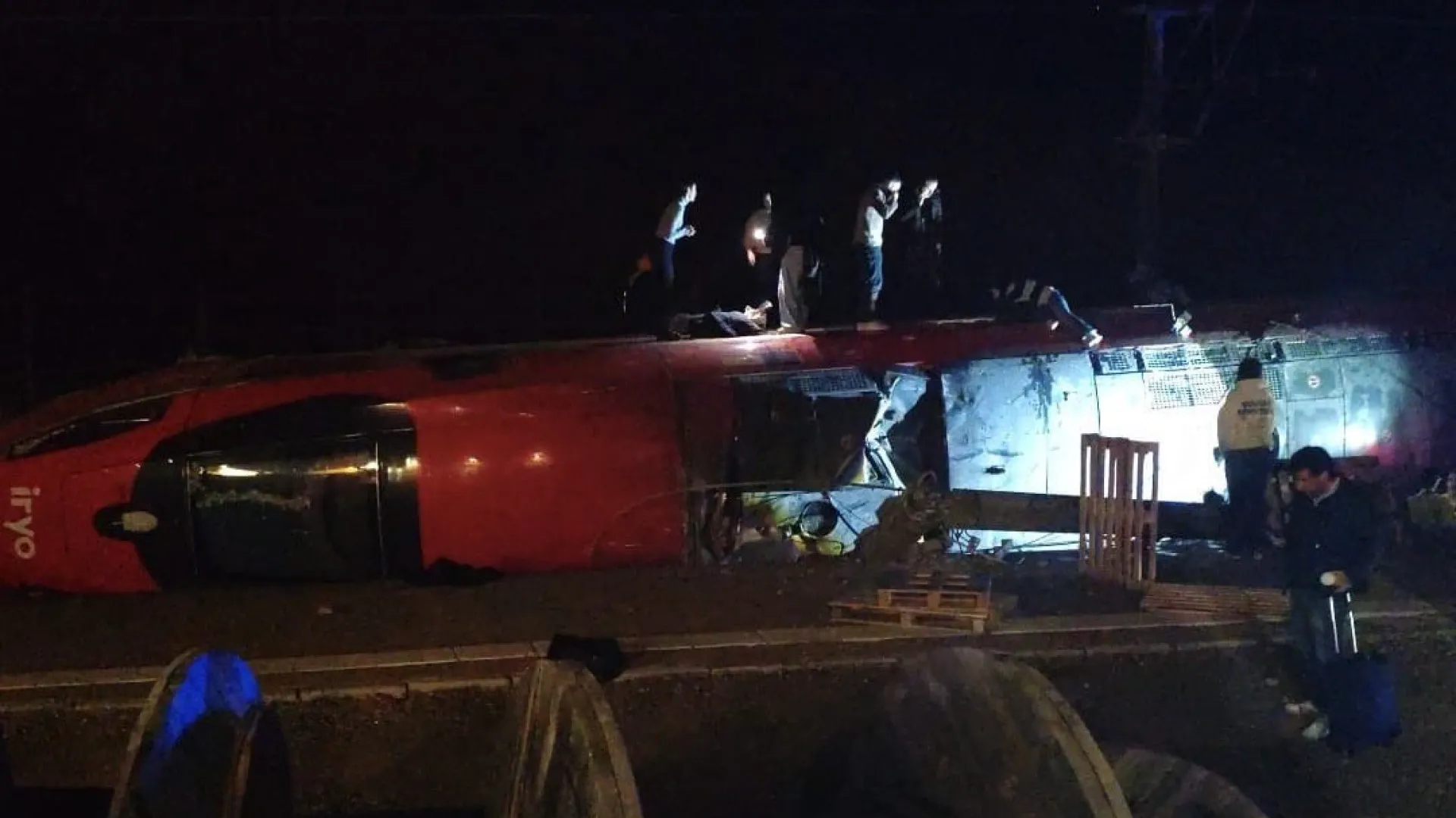 
                    Dois mortos em descarrilamento de comboios de alta velocidade em Espanha
                