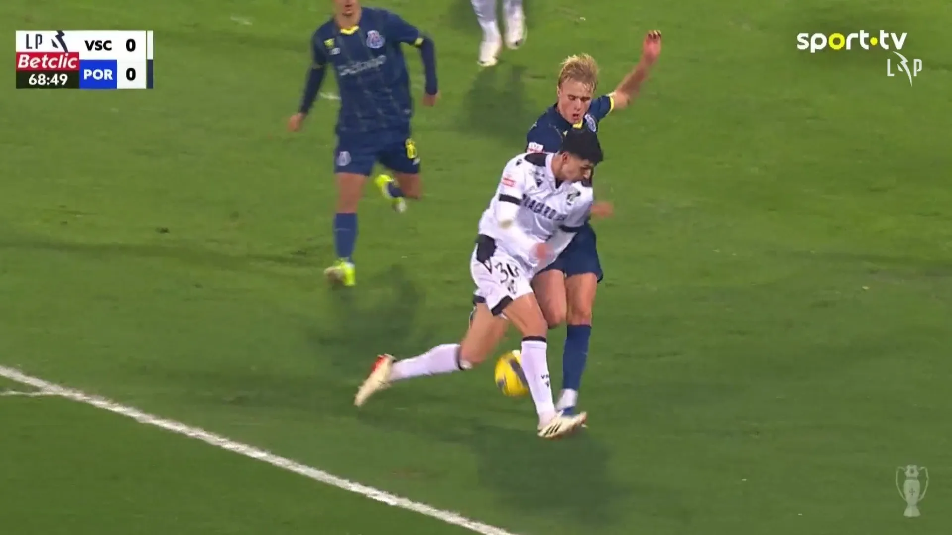 
                    Vitória SC pediu penálti contra FC Porto nestes lances. Árbitro 'ignorou'
                