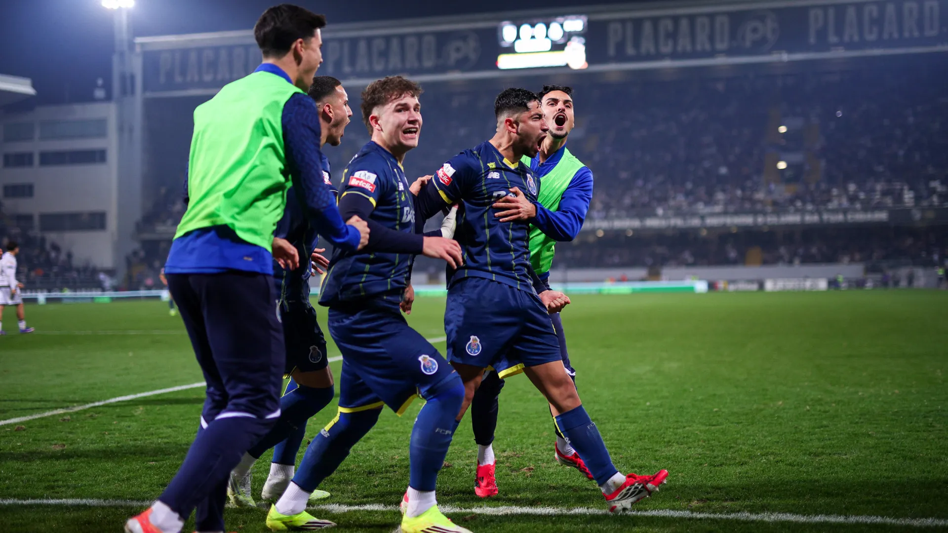 
                    FC Porto vence (com polémica) em Guimarães e deixa rivais mais longe
                