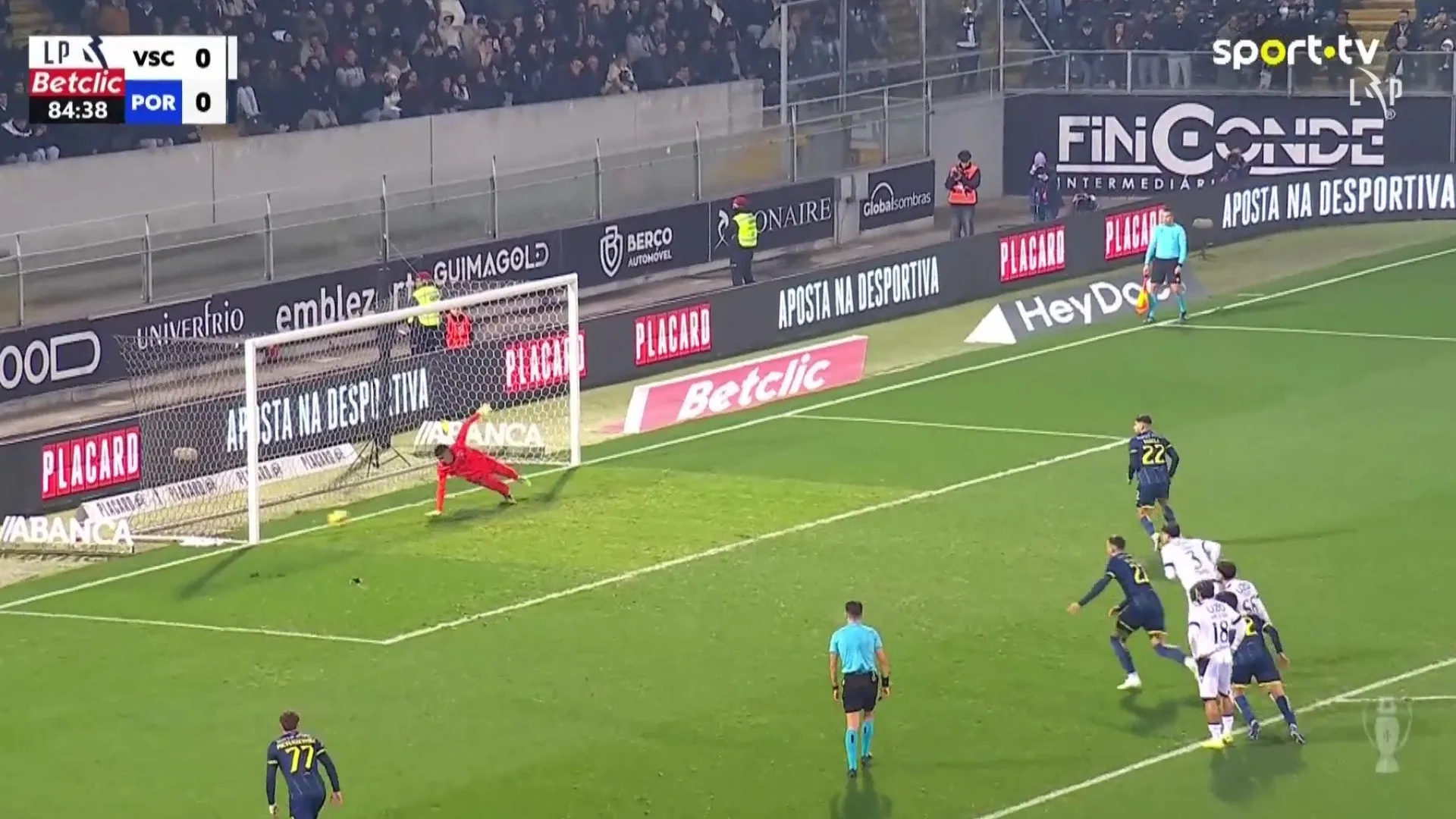 
                    Não foi ao primeiro penálti, foi ao segundo. FC Porto bateu Vitória assim
                