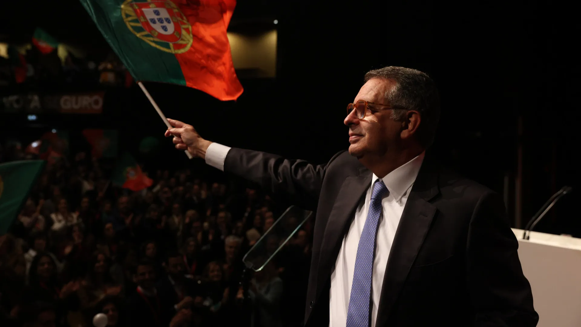 
                    Sondagem dá Seguro como vencedor da 2.ª volta das Presidenciais 
                