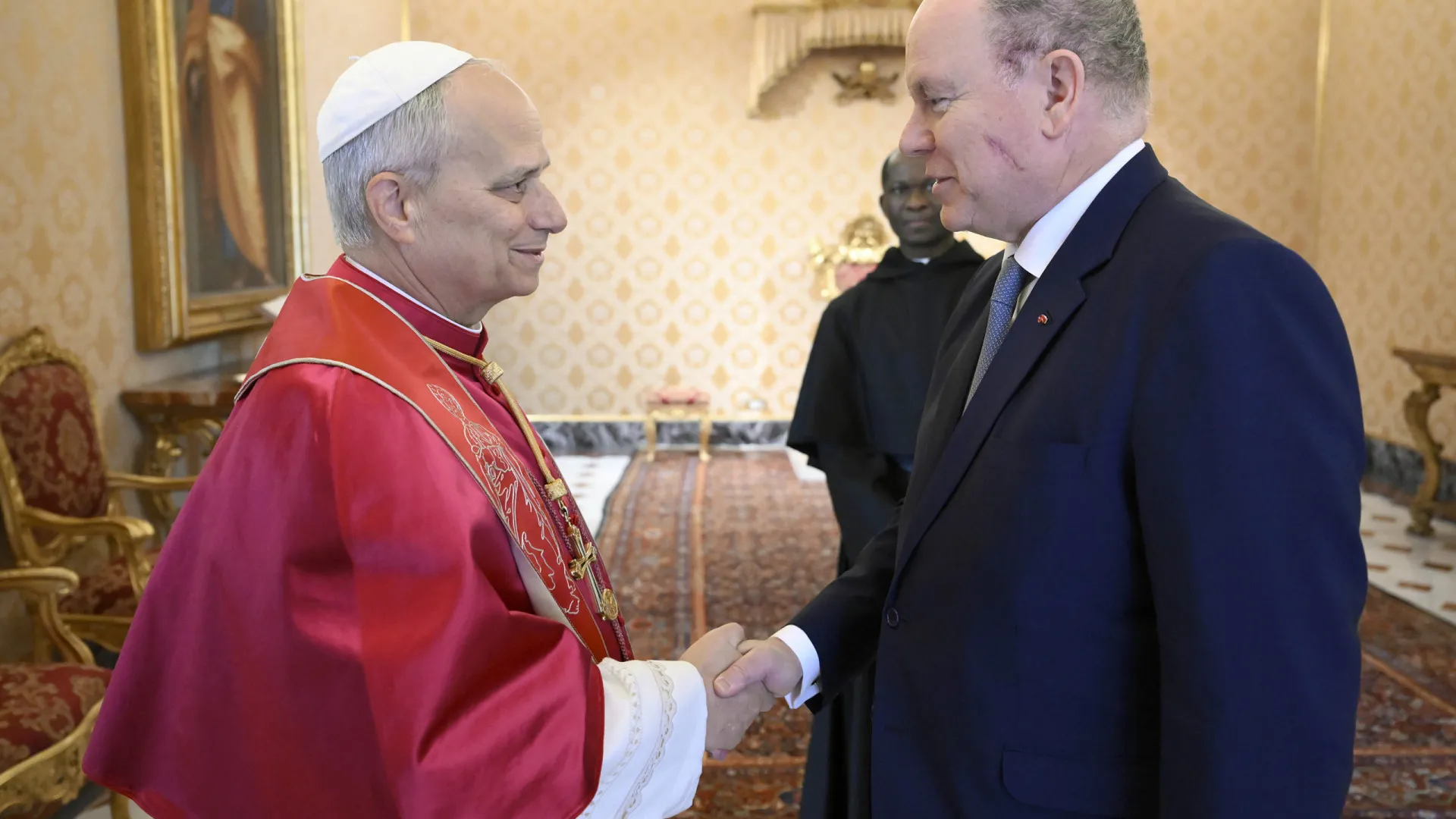 
                    Alberto do Mónaco visto com cicatriz em encontro com Papa após cirurgia
                