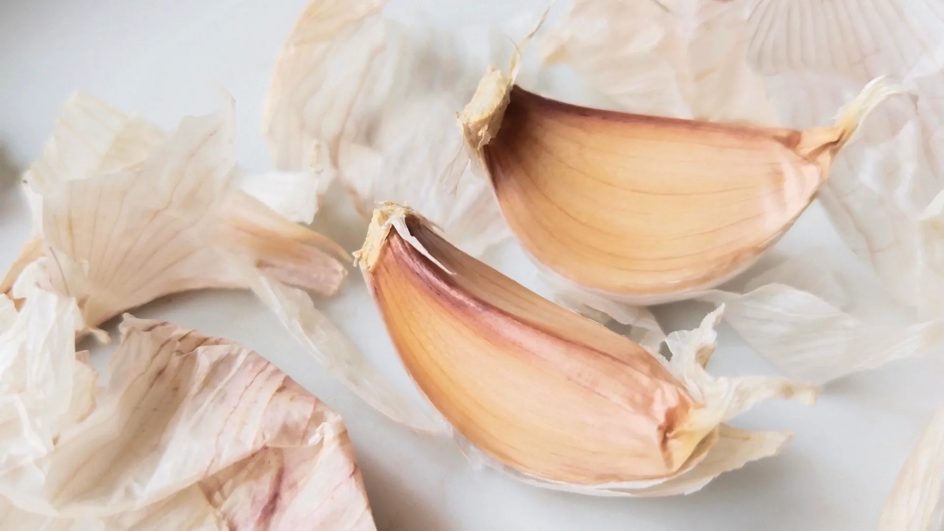 
                    Pare de desperdiçar as cascas do alho. Saiba como usá-las em casa
                