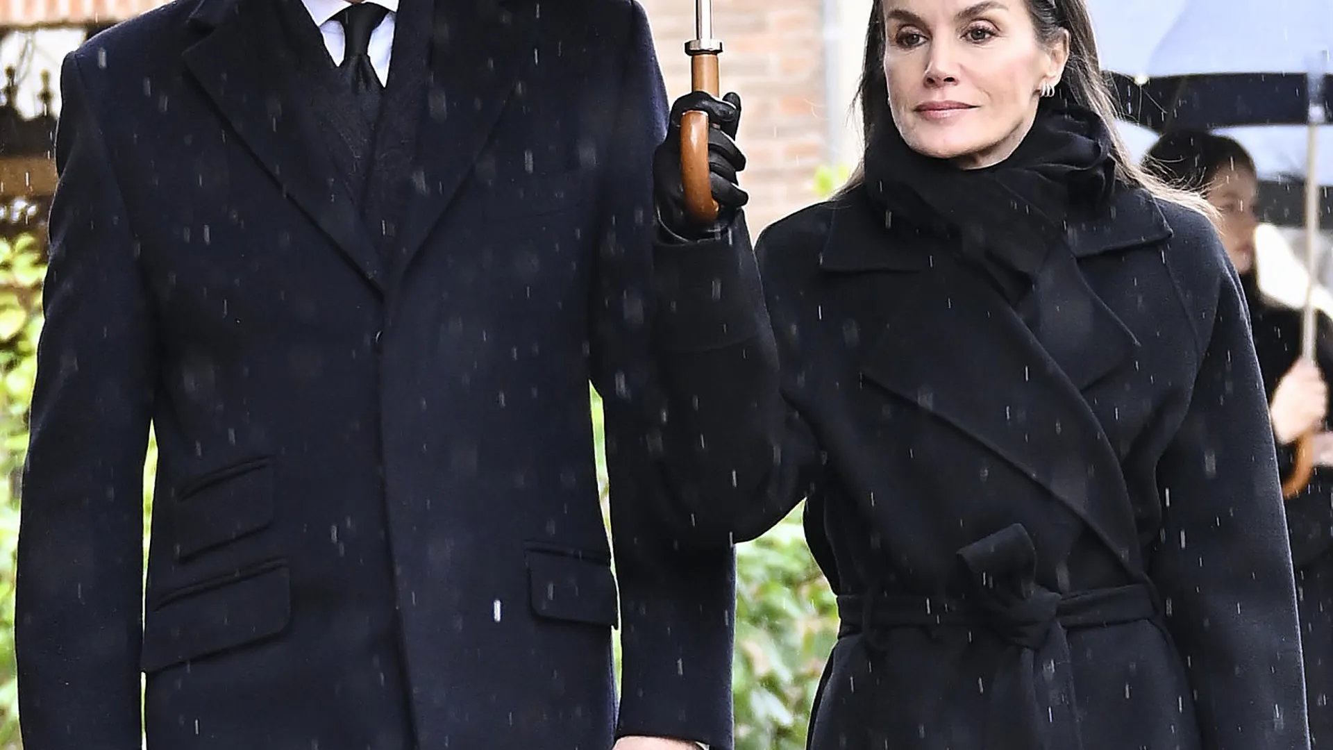 
                    Em funeral, família real espanhola reage a trágico acidente com comboios
                