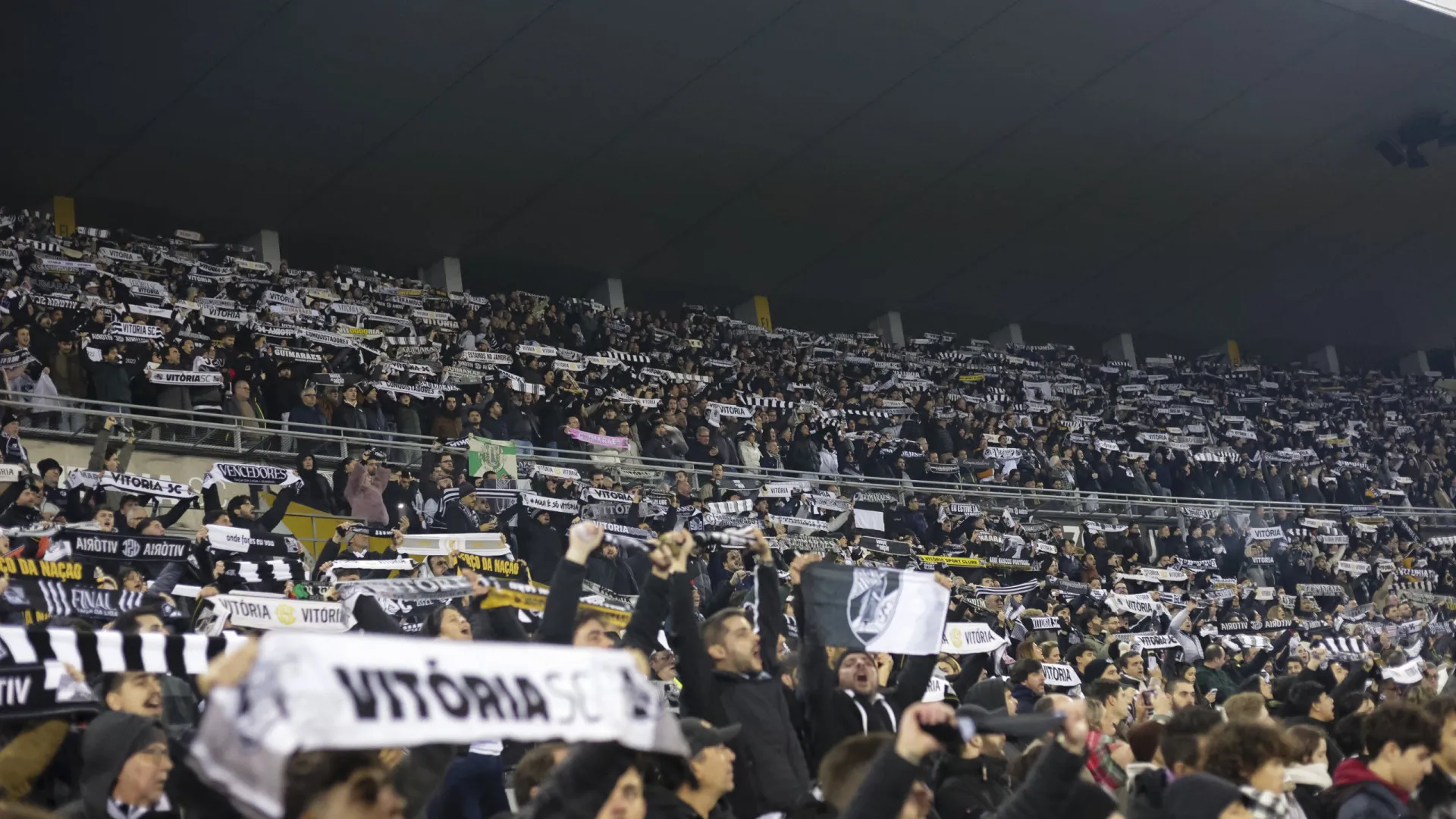 
                    Vitória-FC Porto. PSP detém 37 adeptos, 33 após envolverem-se em rixa
                