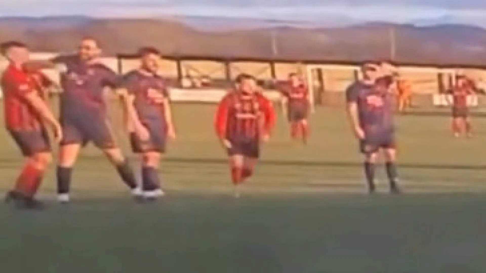 
                    Já corre mundo. Cotovelada é tão chocante que deu detenção e despedimento
                