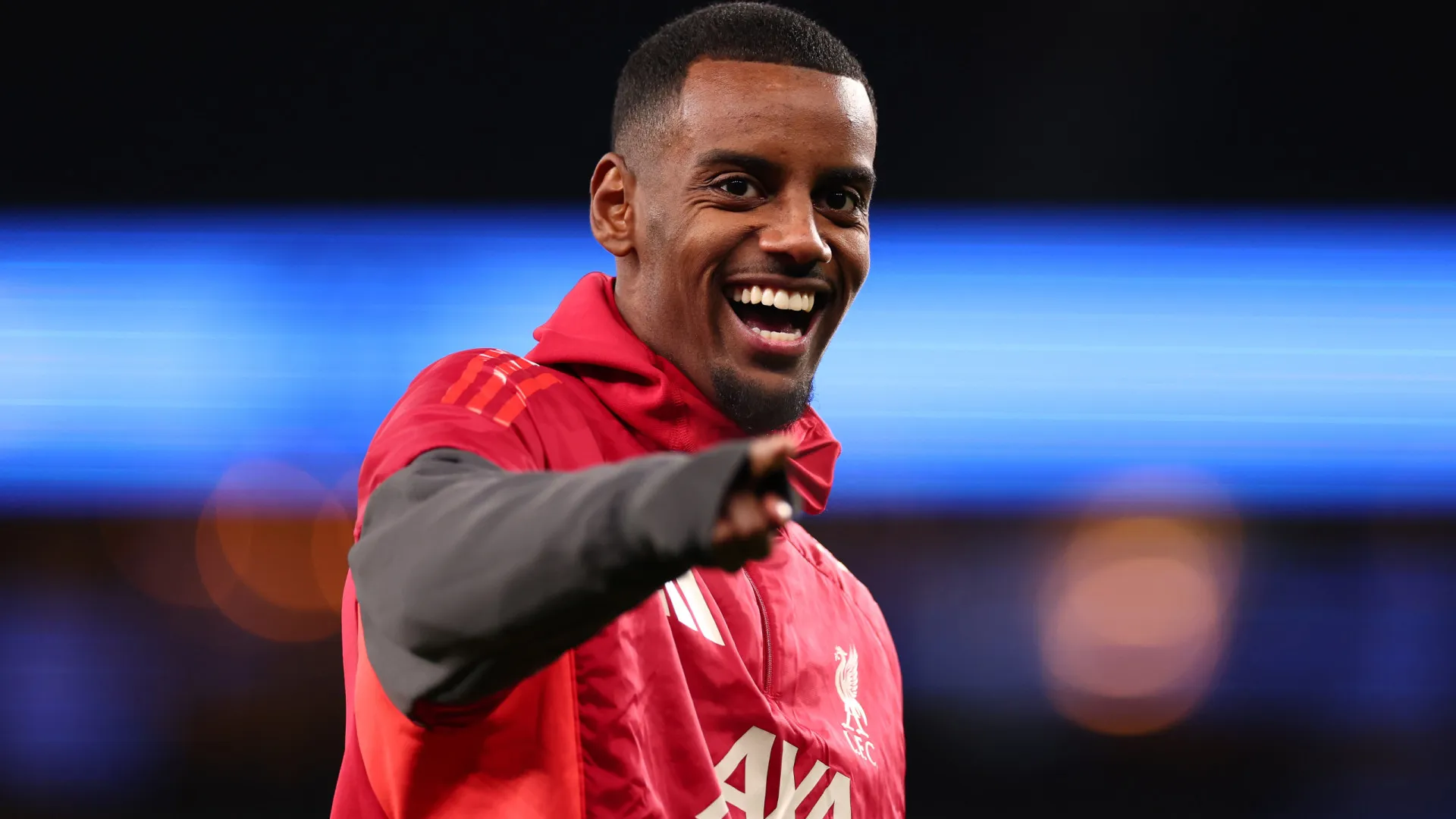 
                    Isak está de volta ao Liverpool após três meses de recuperação
                