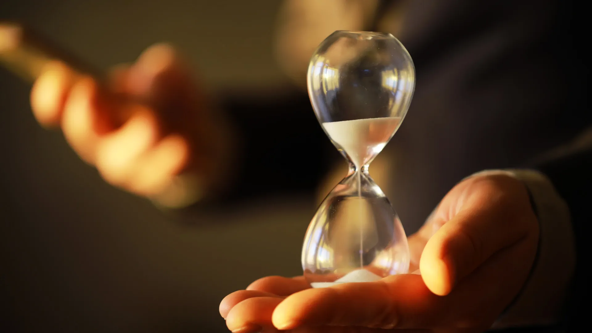 
                    Sente que o tempo passa a correr? Psicólogo de Stanford explica fenómeno
                