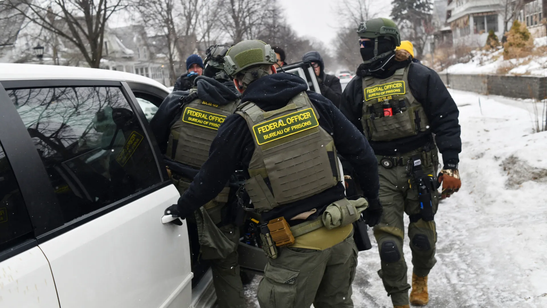 
                    Documento do ICE autoriza agentes a invadir casas sem ordem de juiz
                