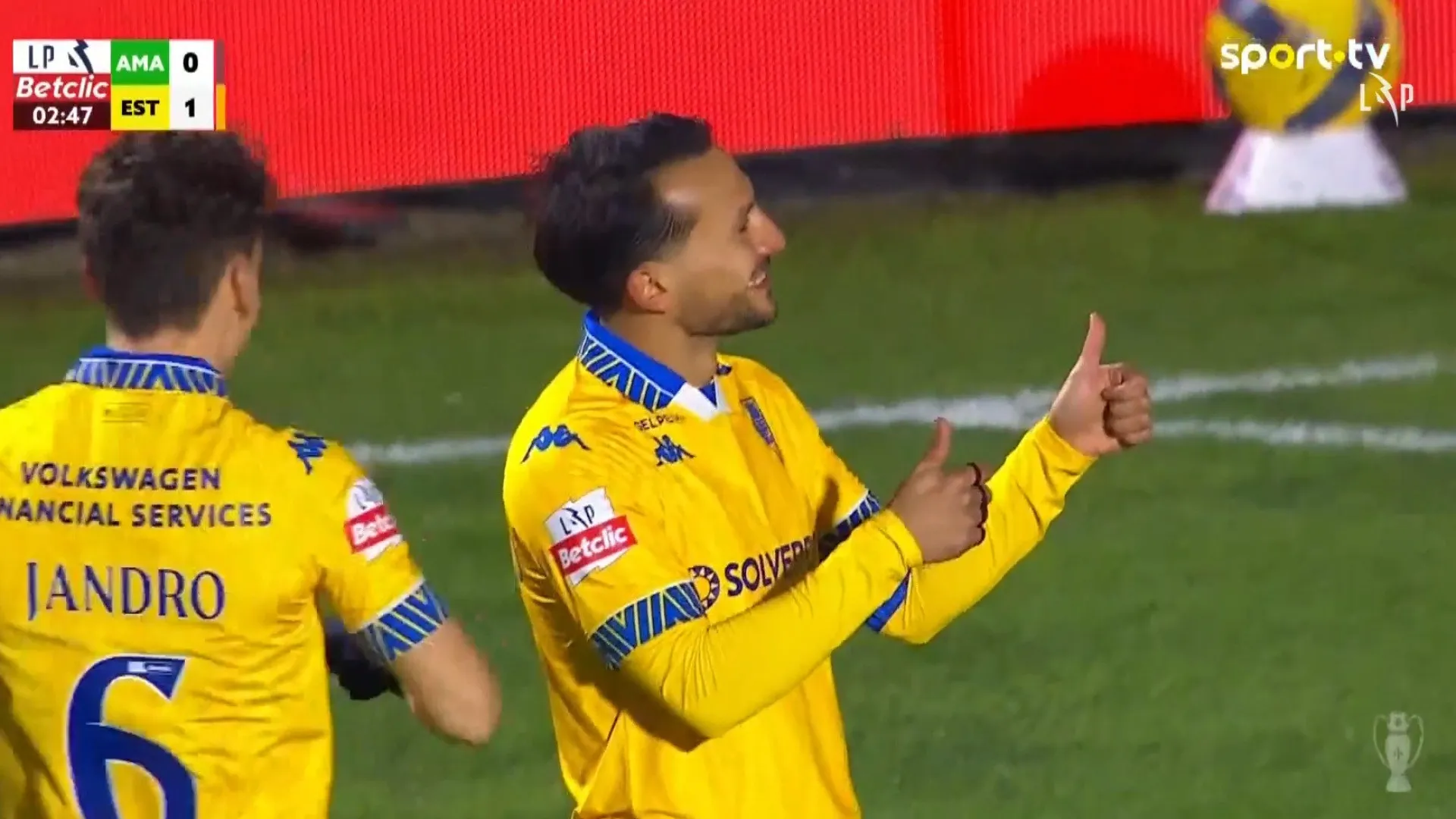 
                    Este golaço de João Carvalho deixou o Estoril em festa na Amadora
                