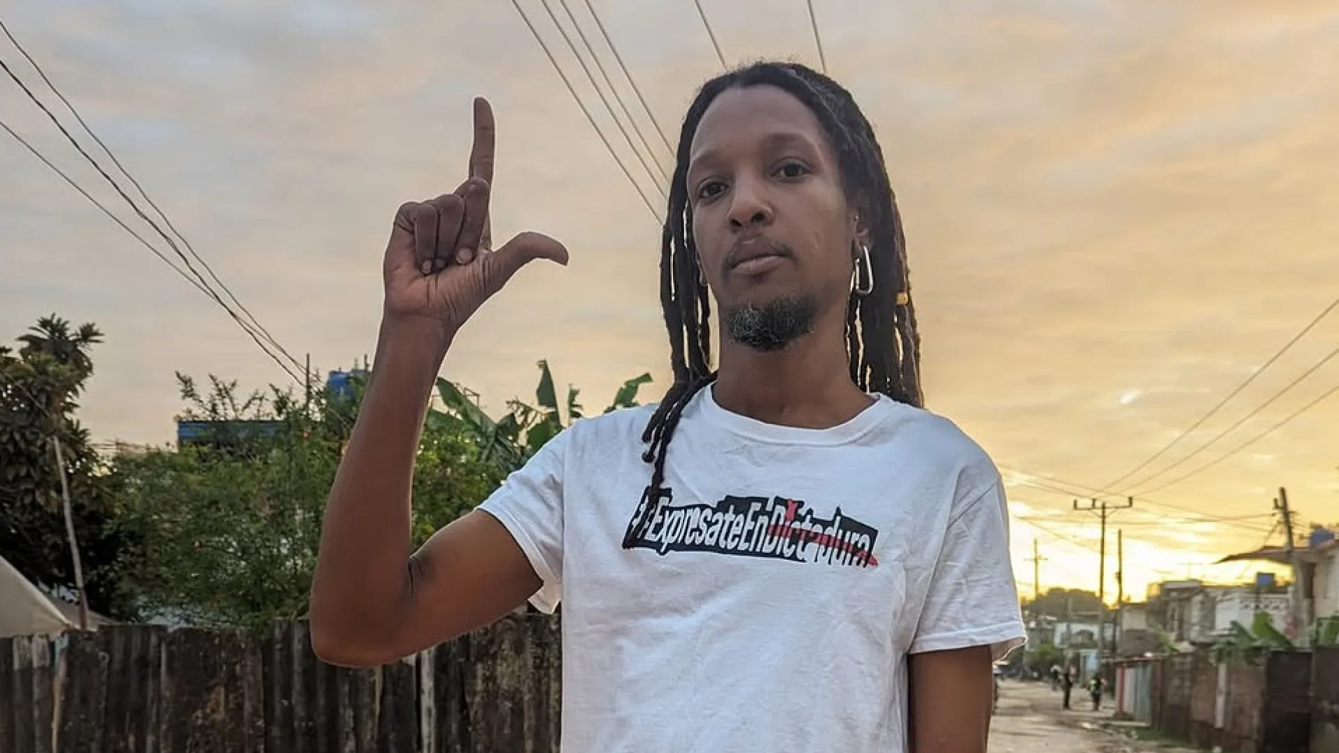 
                    Rapper condenado a prisão por exibir cartazes pelos direitos humanos
                