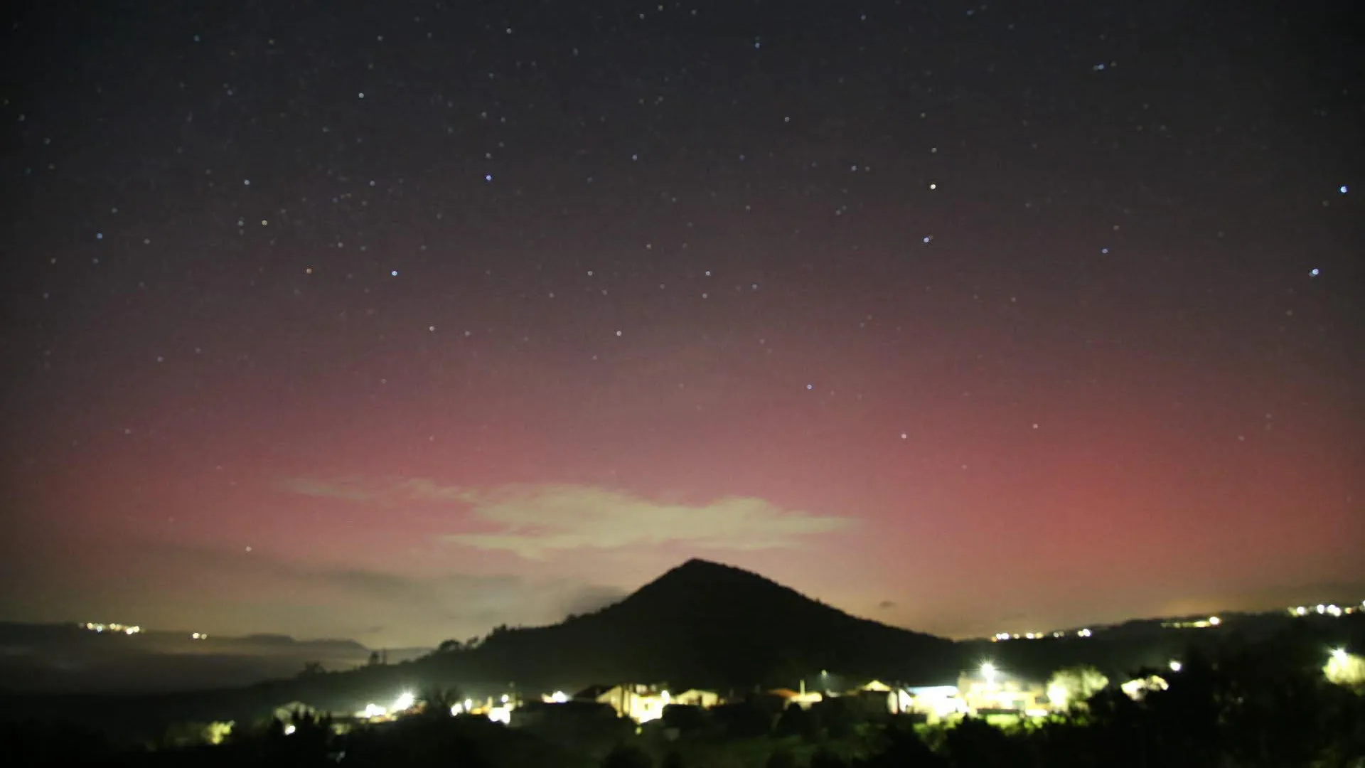 
                    Auroras boreais registadas em Portugal após grande tempestade. Ora veja
                
