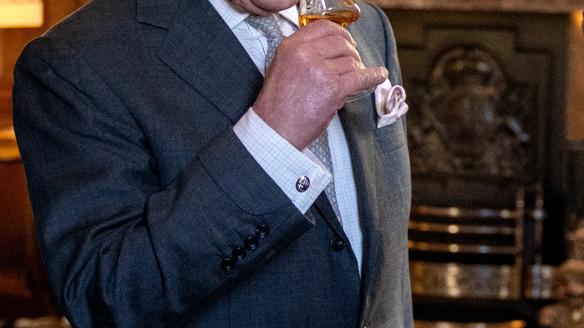 
                    Harry em Londres para julgamento, Carlos III na Escócia a provar uísque
                