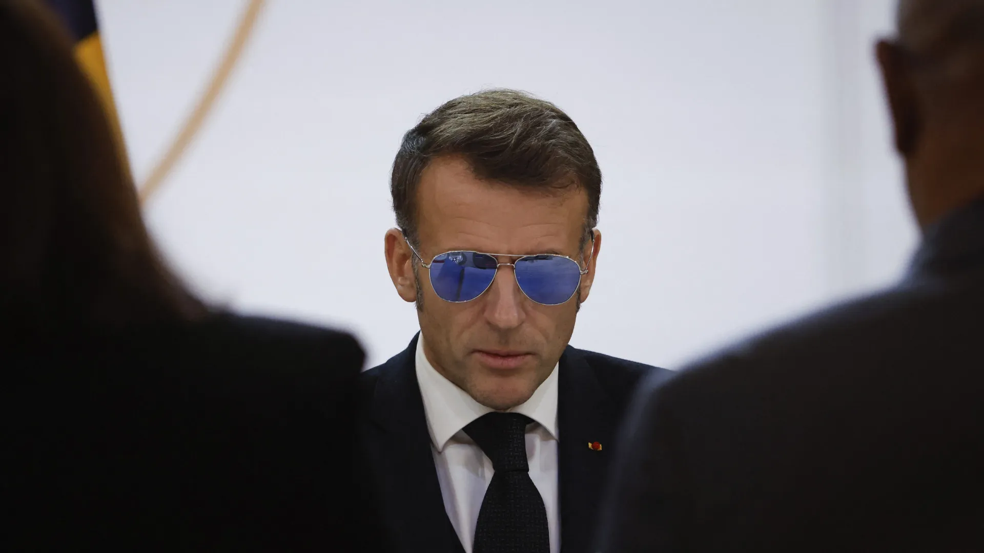 
                    Macron de óculos escuros? Estilo do presidente francês mexe redes sociais
                