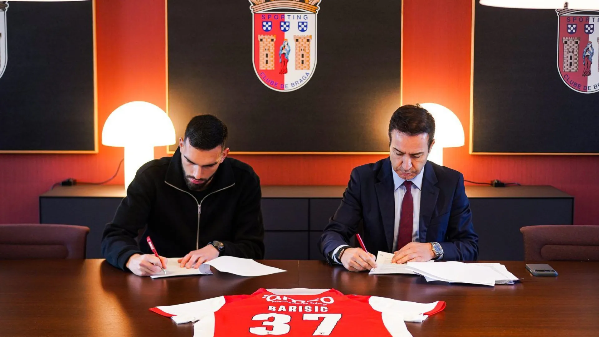 
                    EM DIRETO: Siga os rumores e os negócios do mercado de transferências
                