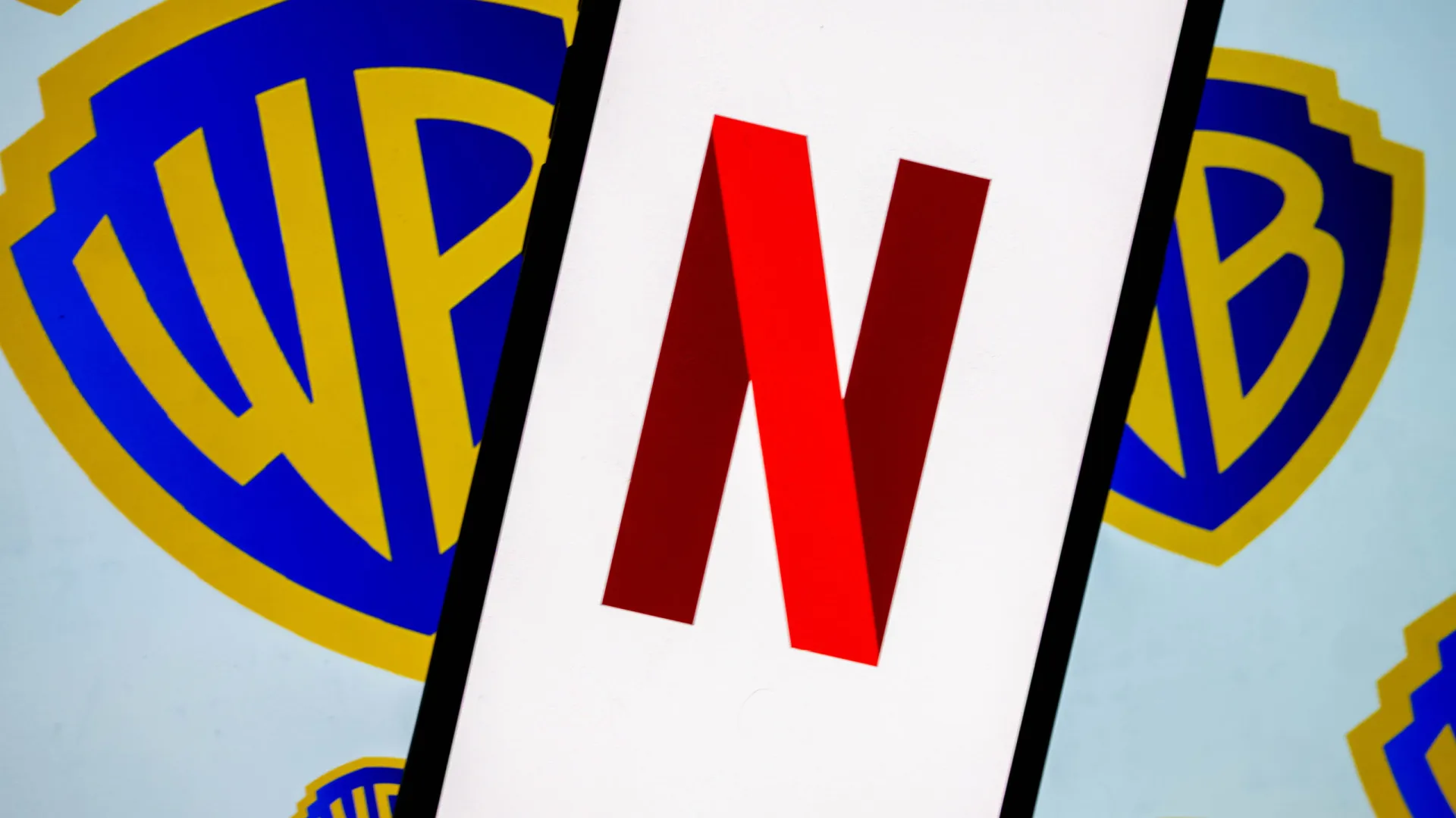 
                    Netflix simplifica oferta para adquirir Warner Bros. Mantém valor inicial
                