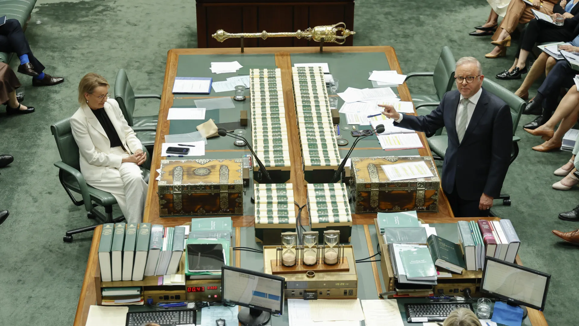 
                    Austrália aprova leis contra discurso de ódio e sobre controlo de armas
                