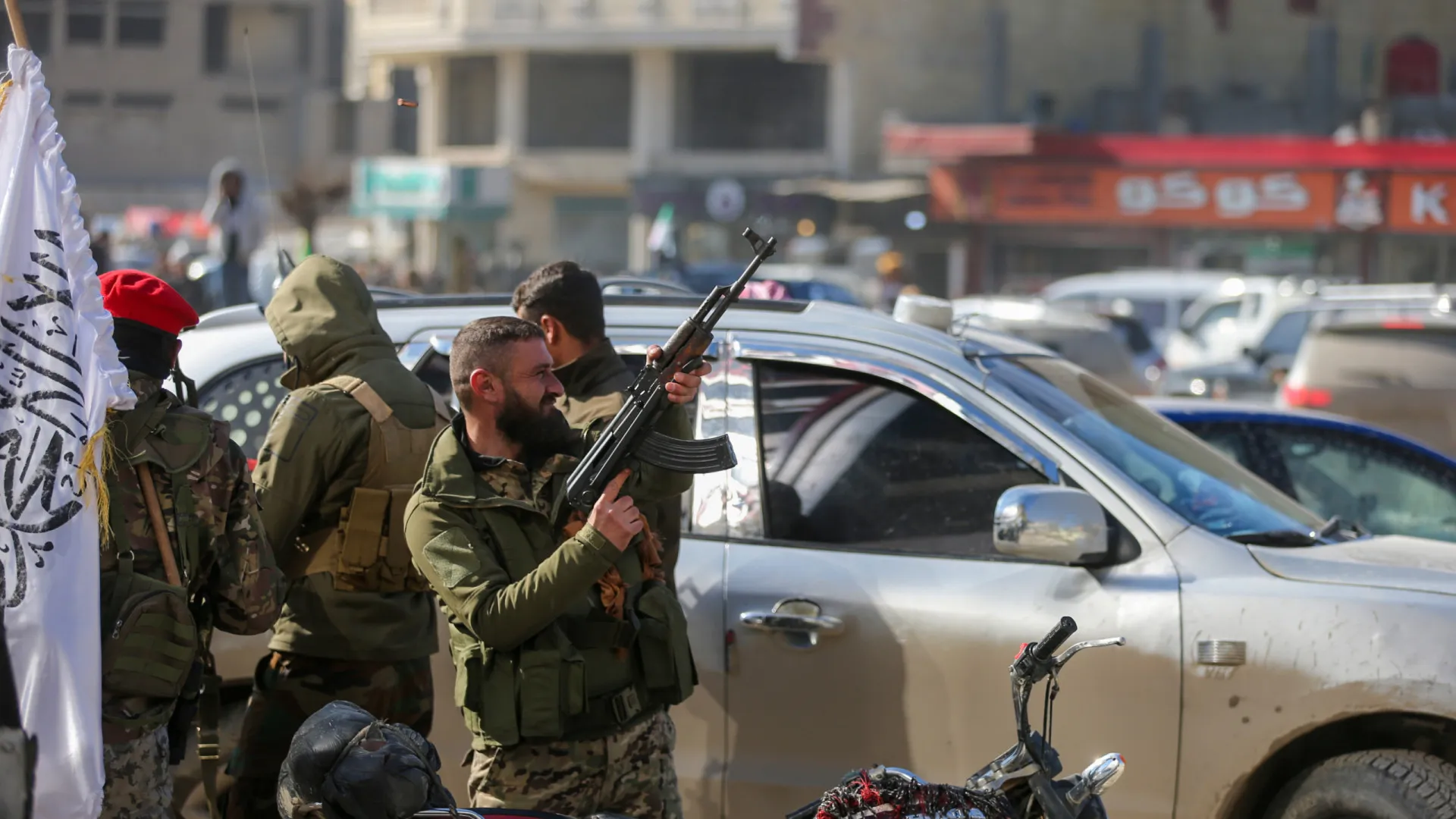 
                    Suspenso cessar-fogo entre curdos e Governo sírio
                