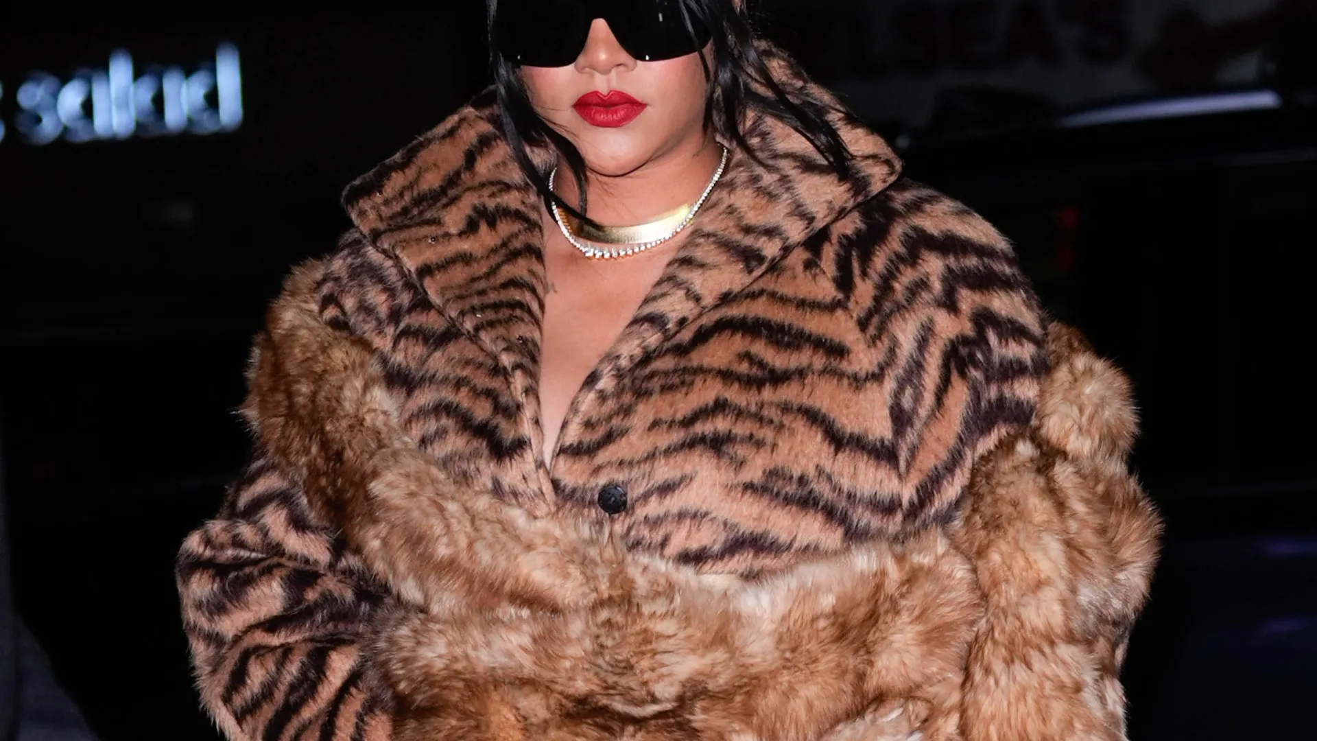 
                    Rihanna leva com porta na cara em hotel. A reação da cantora
                