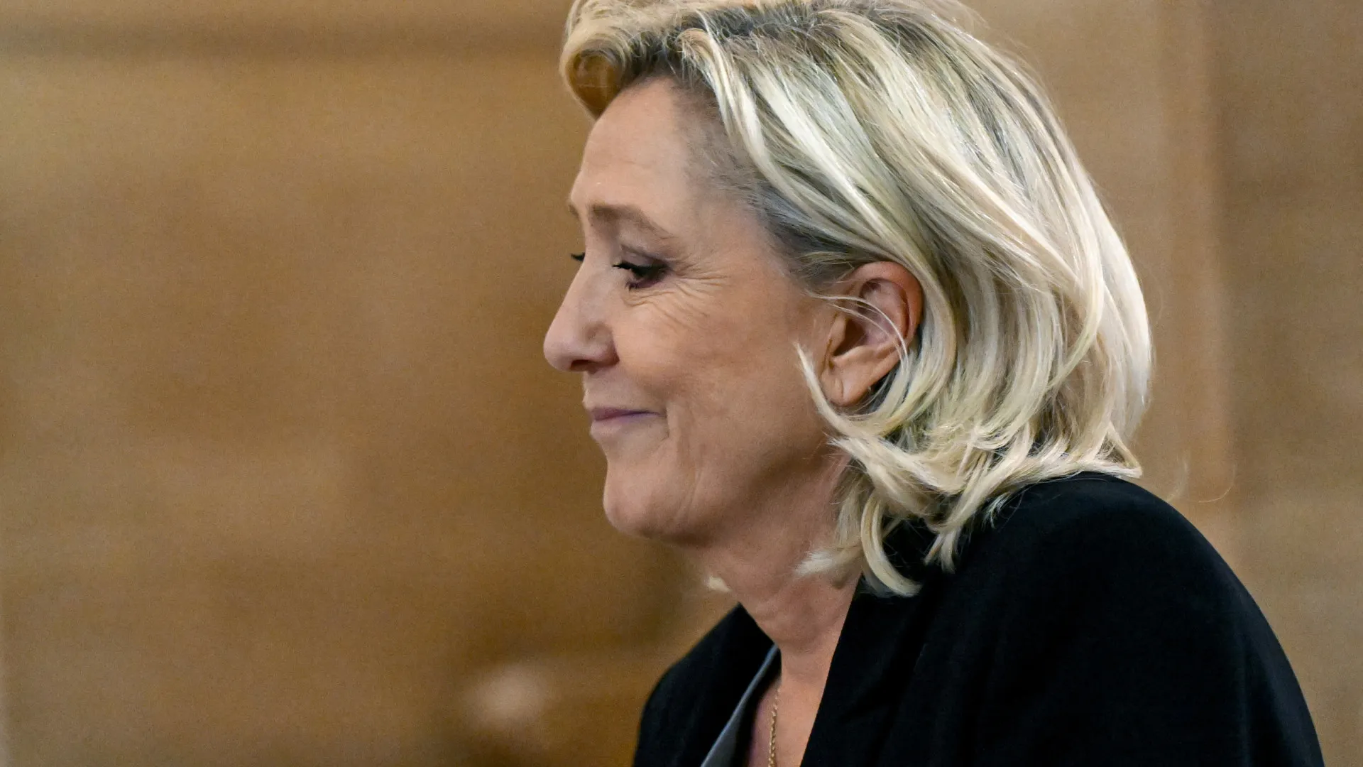 
                    Le Pen absolvida da acusação de racismo apresentada por jovem islâmica
                