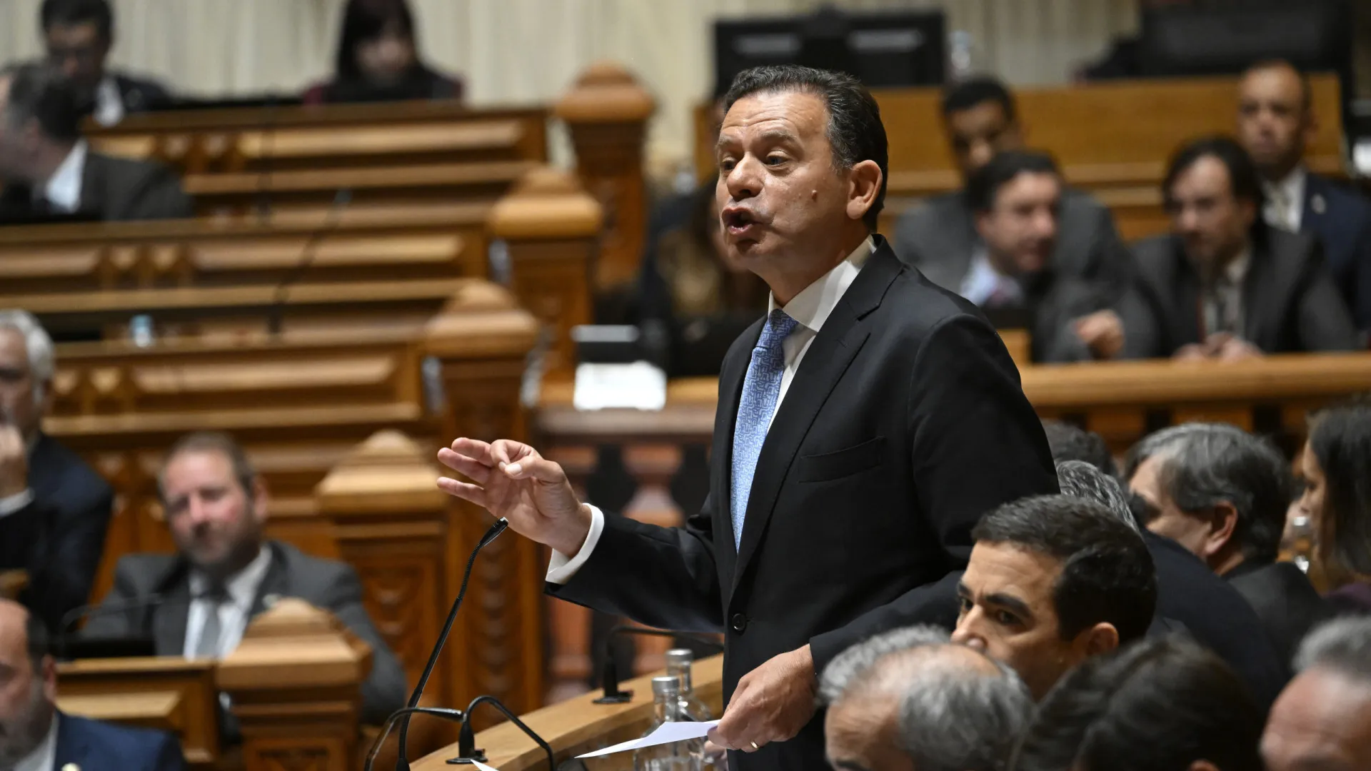 
                    Com 2.ª volta nas ruas, Montenegro volta ao Parlamento na quarta-feira
                