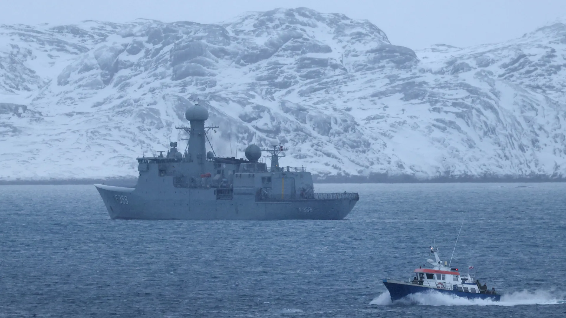 
                    Dinamarca defende presença permanente da NATO da Gronelândia
                