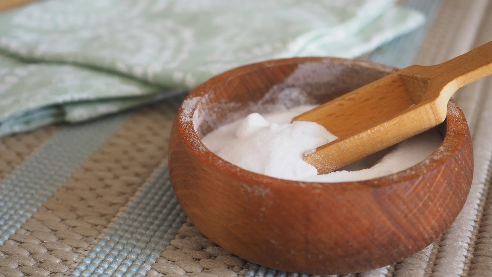 
                    O truque com bicarbonato de sódio que acaba com a humidade nas janelas 
                