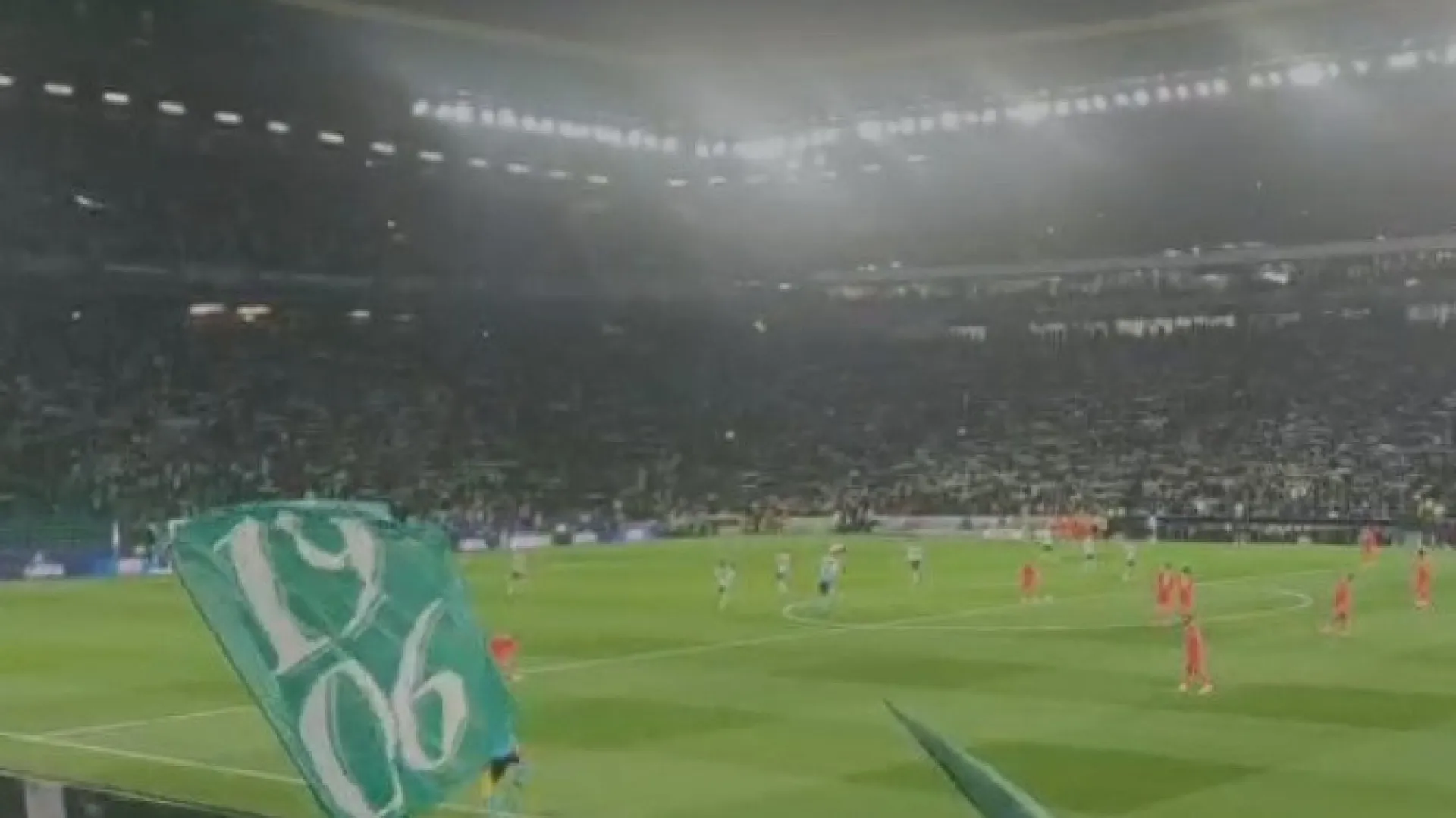 
                    Hino 'à capela'. Adeptos vibraram com 'O Mundo Sabe Que' no Sporting-PSG
                