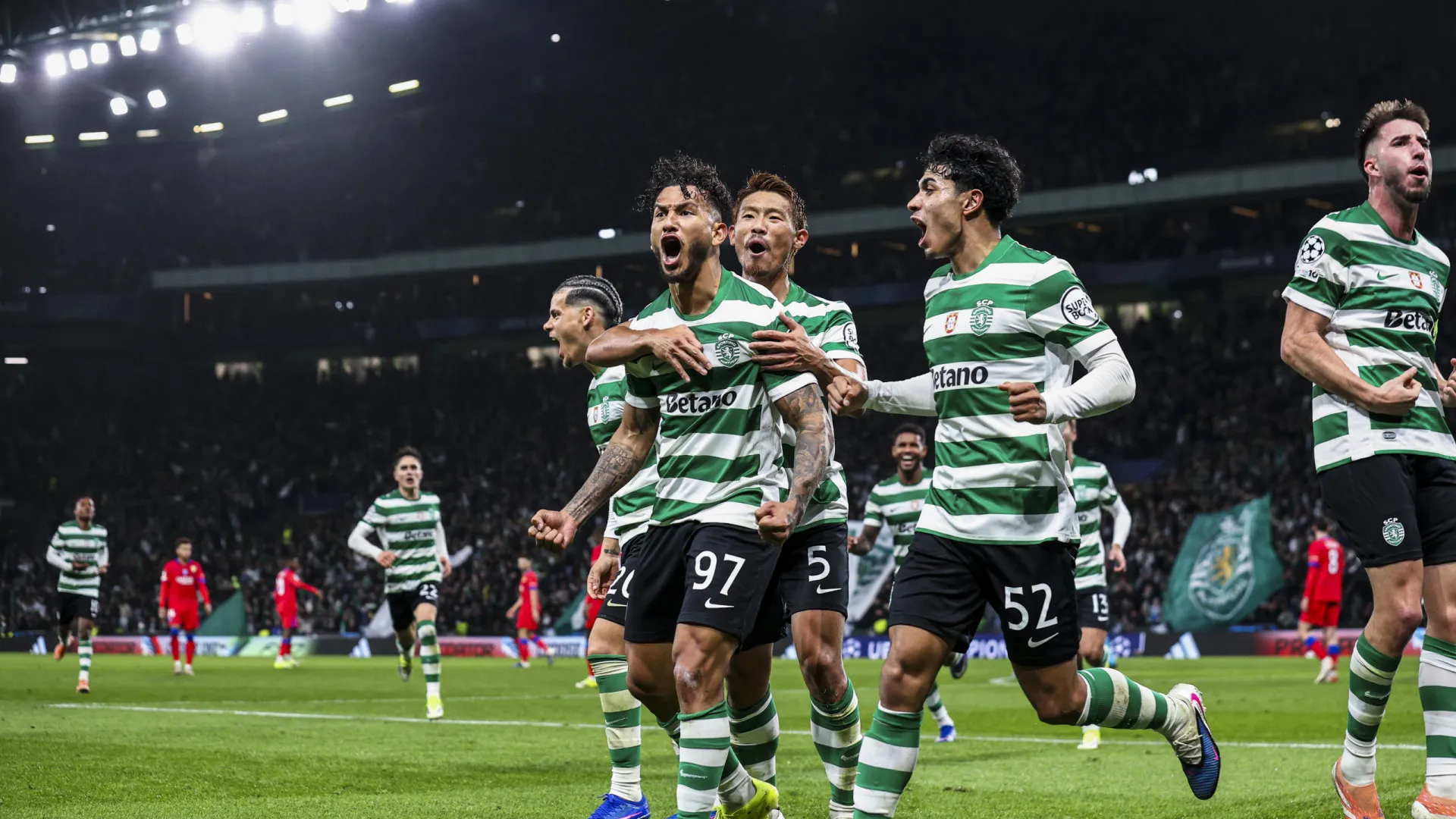 
                    Leão trama campeão. Sporting bate PSG e garante playoffs da Champions
                