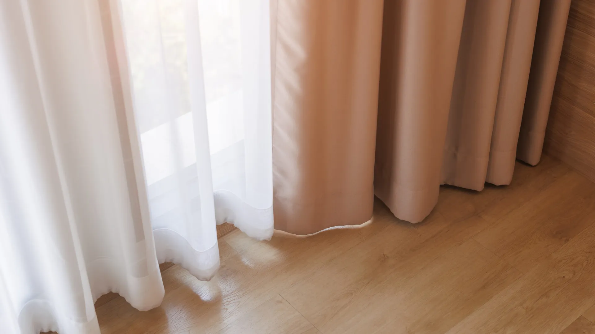 
                    O truque para limpar o pó dos cortinados com uma meia de vidro
                