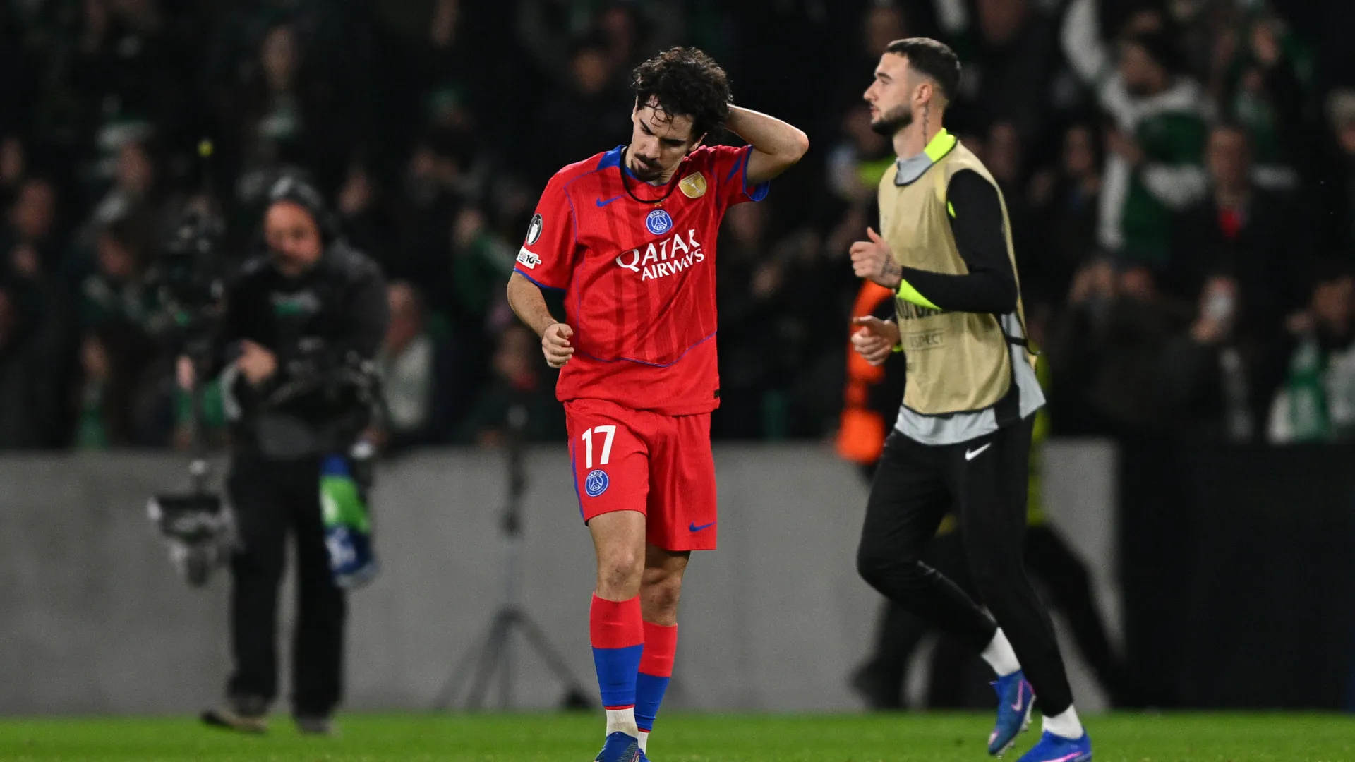 
                    Vitinha triste com a derrota em Alvalade: 