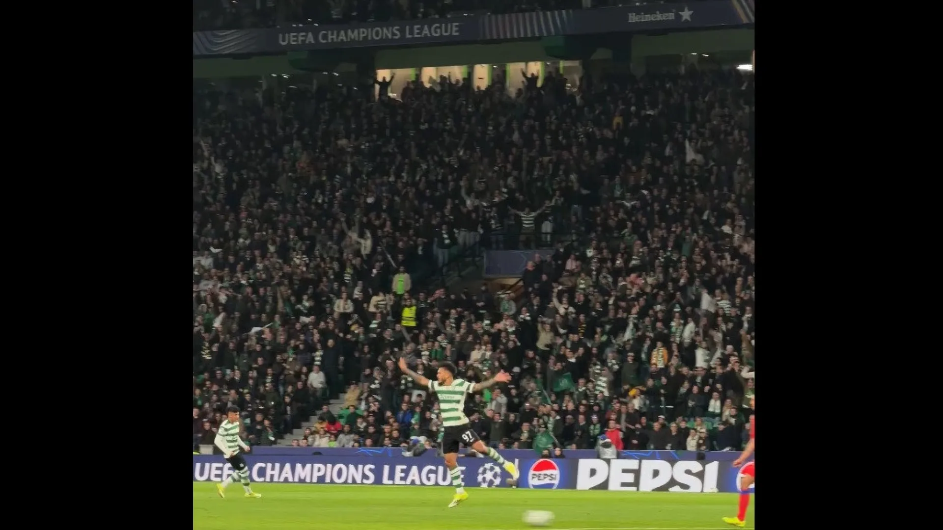 
                    Ensurdecedor. Sporting destronou PSG e adeptos festejaram assim
                