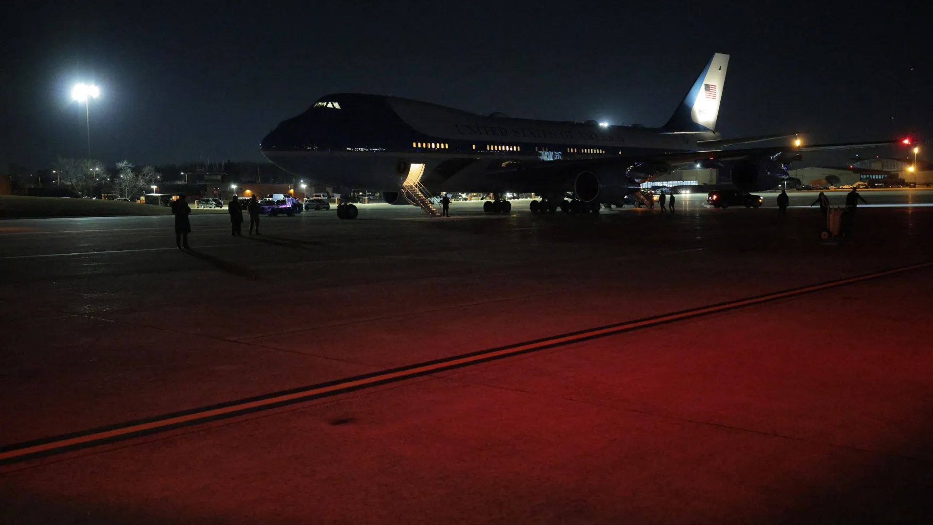 
                    Trump retoma viagem para Davos após 