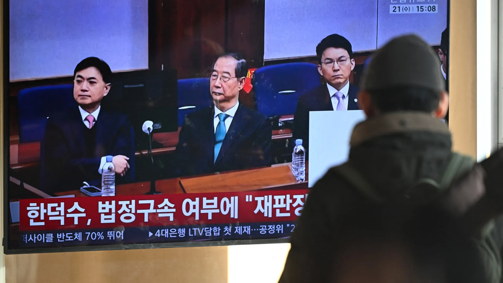 
                    Ex-primeiro-ministro sul-coreano condenado a 23 anos de prisão por lei marcial
                