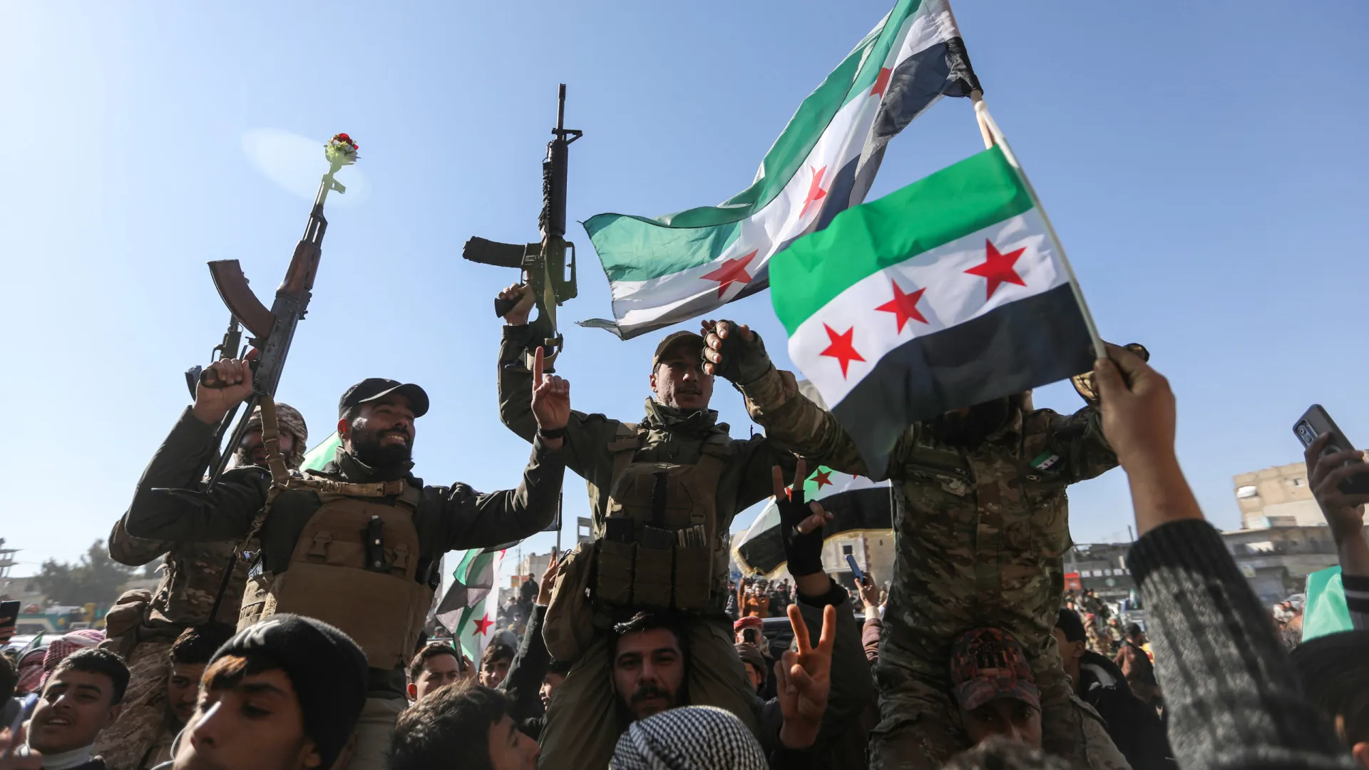 
                    Exército sírio tomou controlo da prisão de Al-Hol após retirada de curdos
                