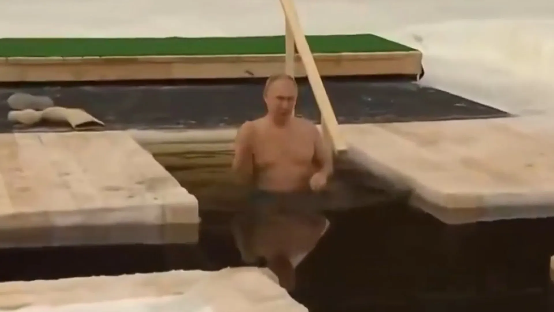 
                    Putin cumpre tradição religiosa nas águas geladas da Rússia. Ora veja
                