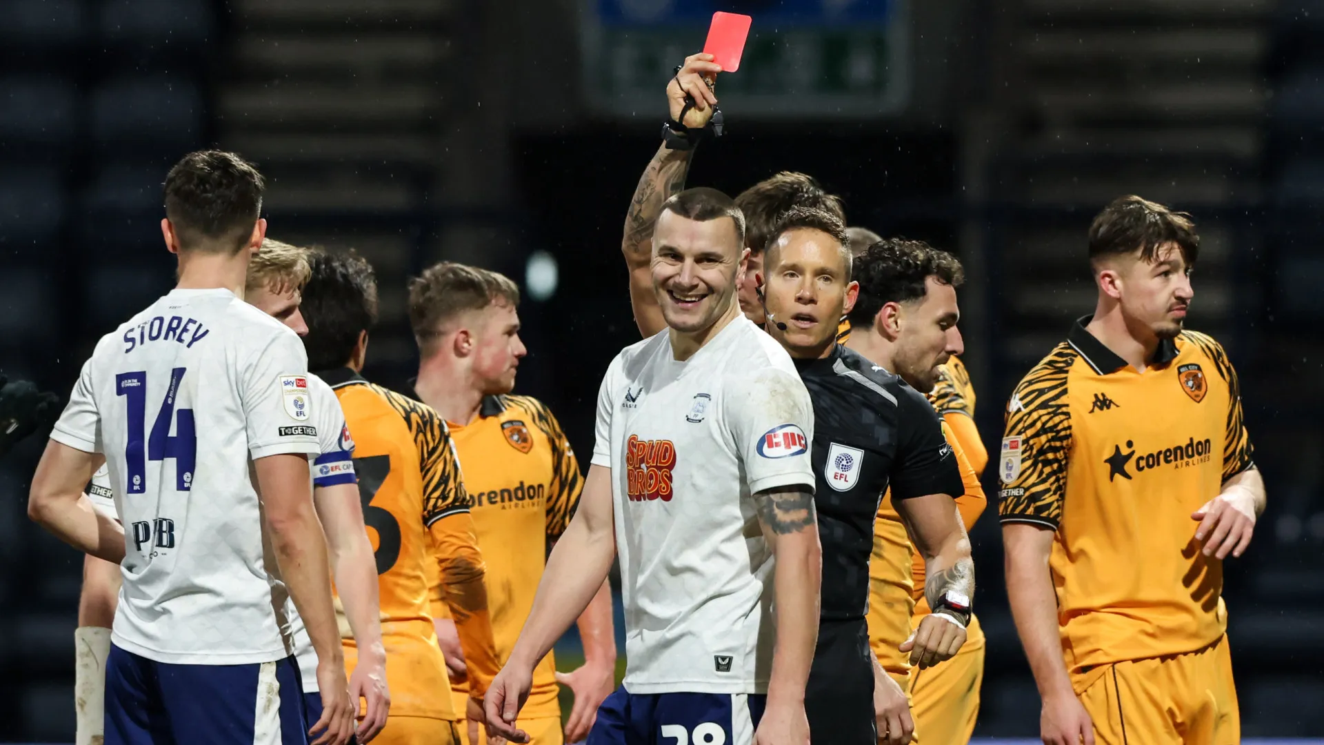 
                    Osmajic, ex-Vizela, dá cabeçada a adversário, acaba expulso... e ri-se
                