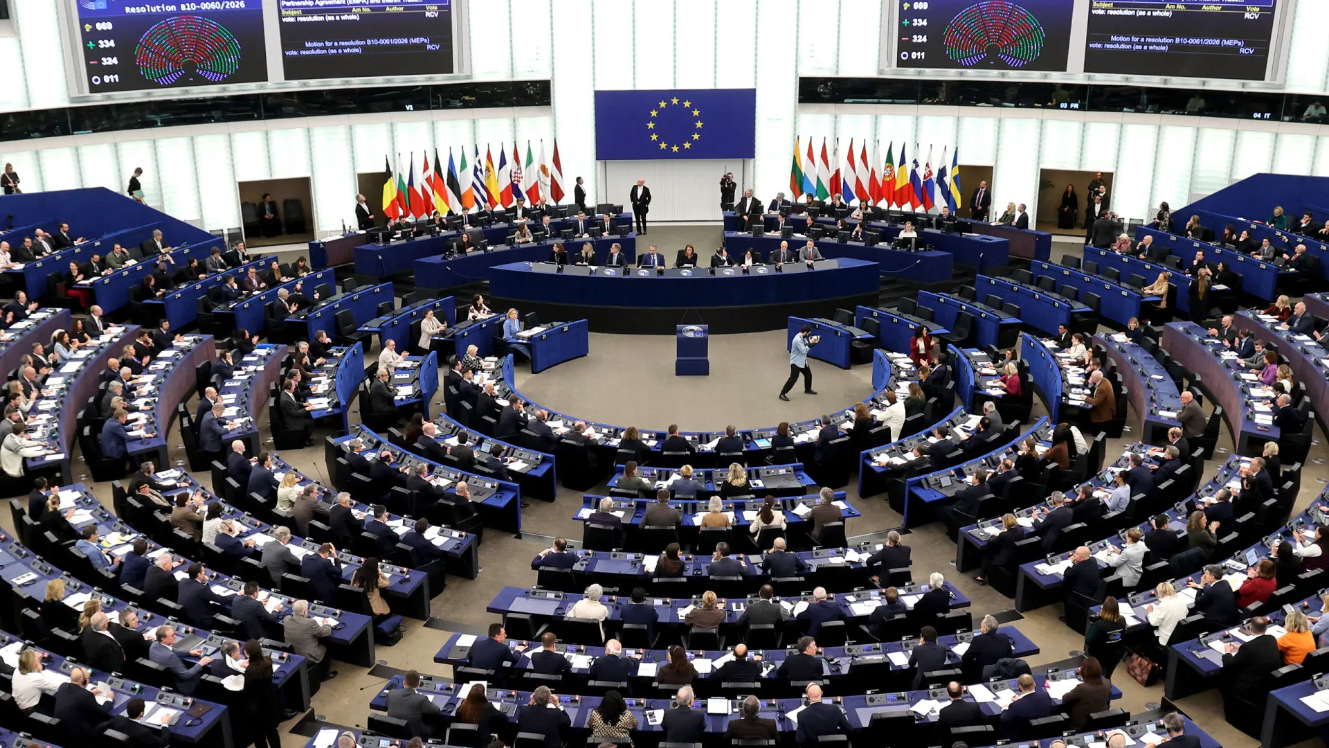 
                    Eurodeputados aprovam cooperação reforçada para empréstimo à Ucrânia
                