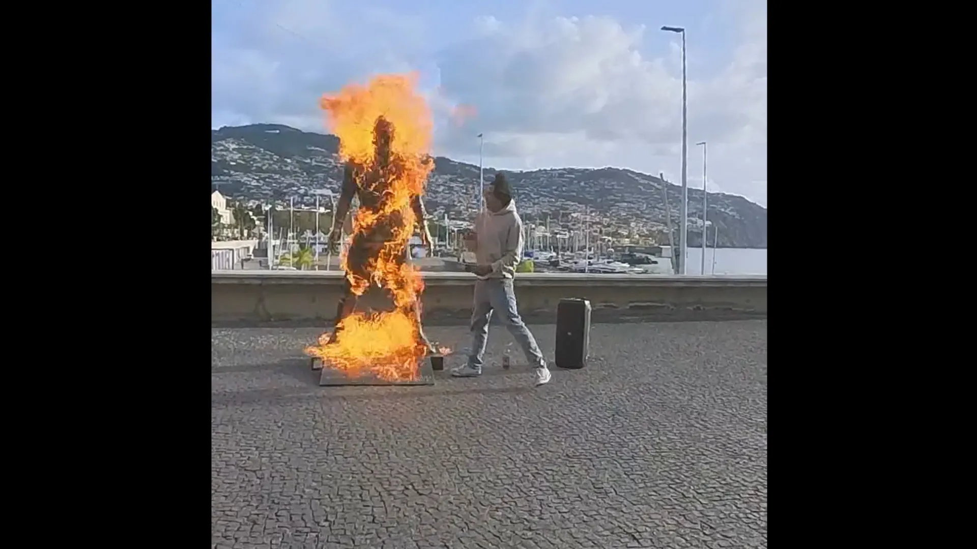 
                    Identificado homem que se filmou a incendiar estátua de CR7 na Madeira
                