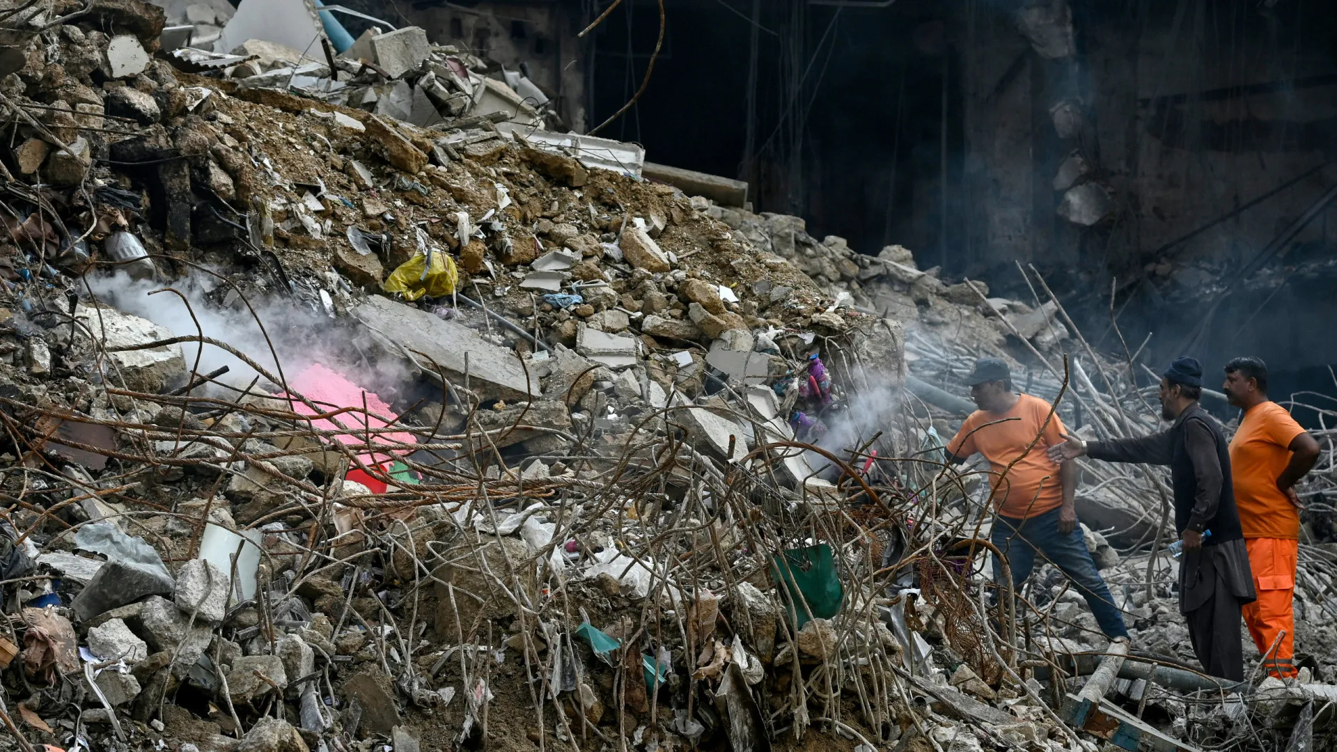 
                    Paquistão. Sobe para 60 número de mortos em incêndio em centro comercial
                