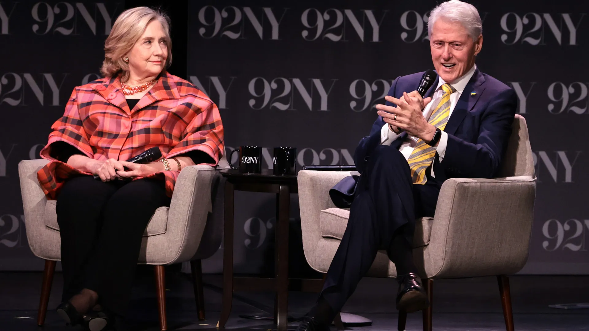
                    Abertos processos a Bill e Hillary Clinton por obstrução no caso Epstein
                
