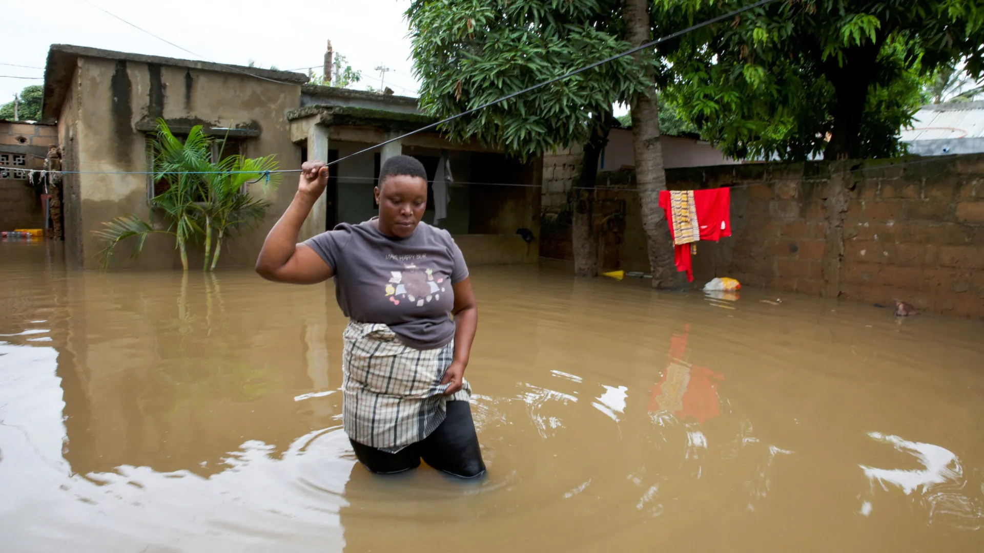 
                    Camponeses moçambicanos que produção está quase perdida devido a cheias
                