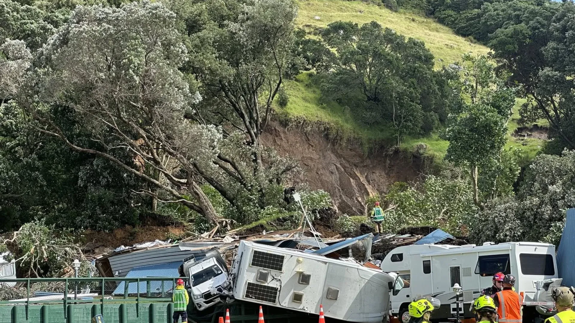 
                    Eis o momento do aluimento de terras na Nova Zelândia que já fez mortos
                