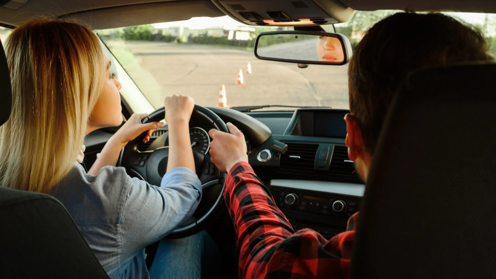 
                    Tirar carta com tutor. Escolas de condução falam em 