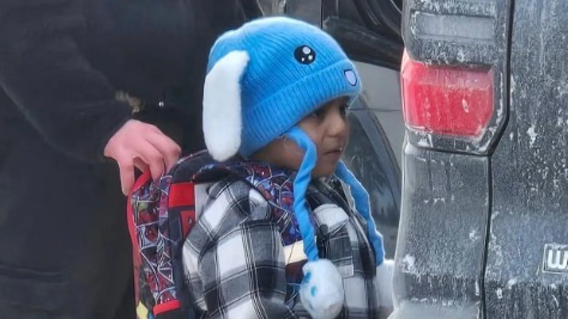 
                    Criança de 5 anos presa nos EUA. 