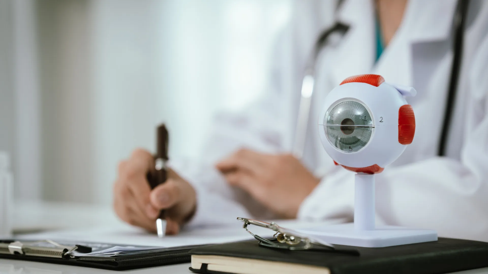 
                    Quatro alterações na visão que nunca deve ignorar, segundo um cirurgião
                